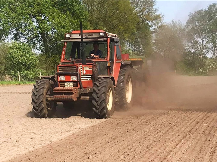 Traktor bei der Feldbearbeitung auf Linderskamp's Hof